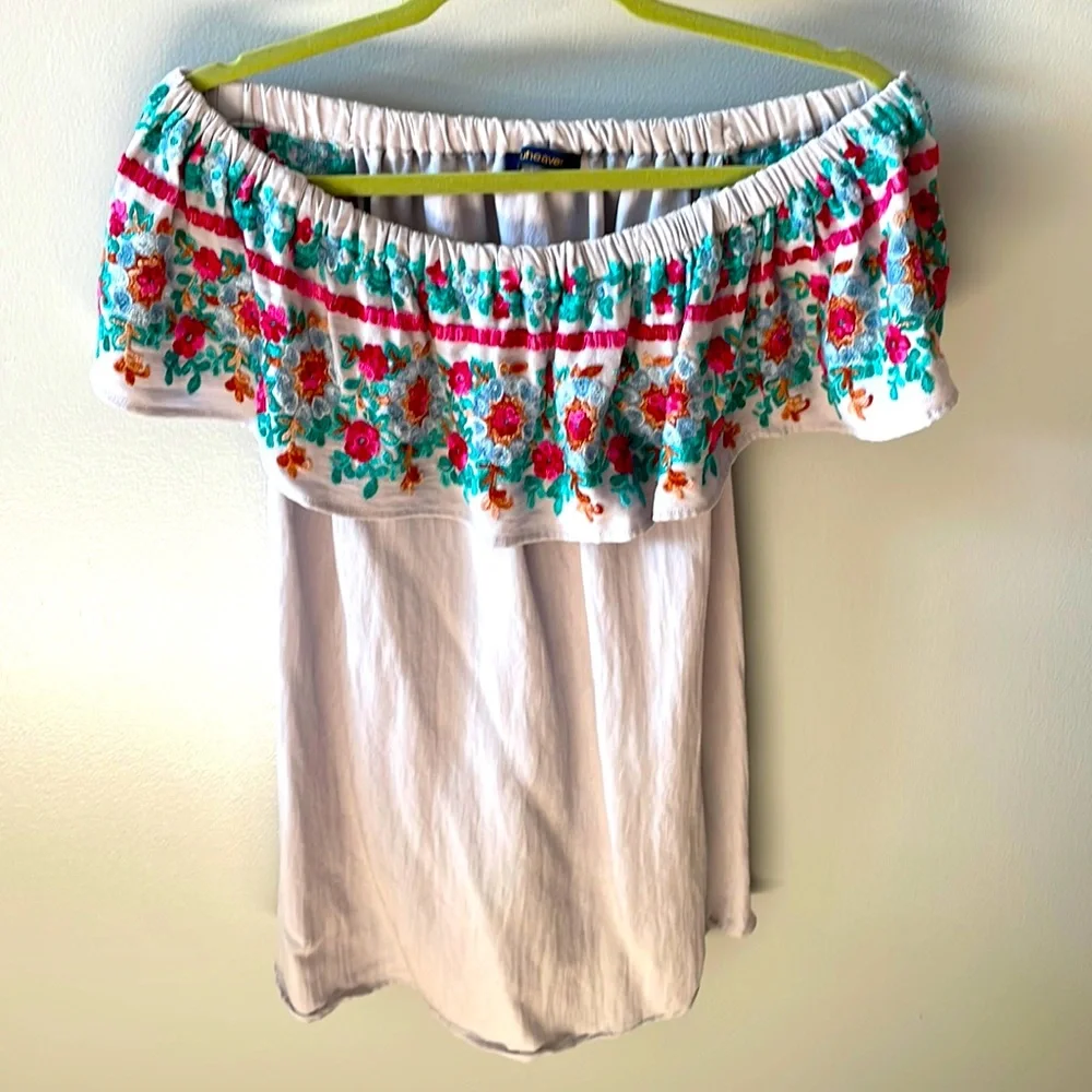 Beautiful off the shoulder top - Picture 1 of 8